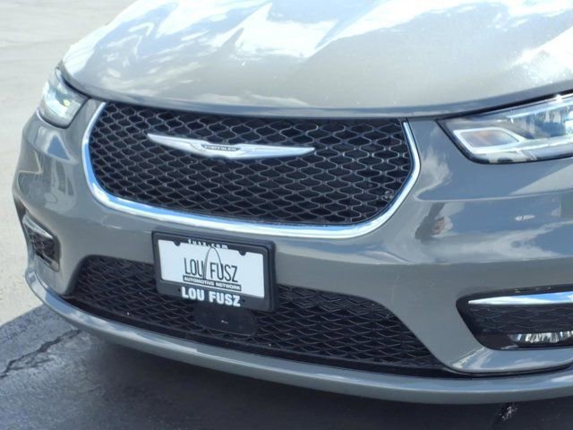 Used 2023 Chrysler Pacifica Touring-L FWD image 35