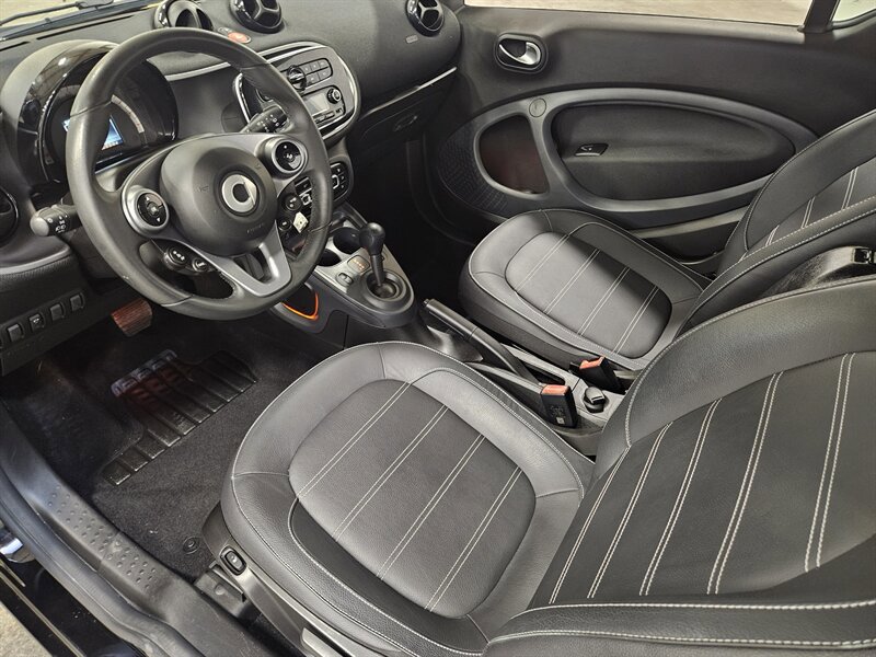 Used 2017 smart fortwo Prime RWD image 22