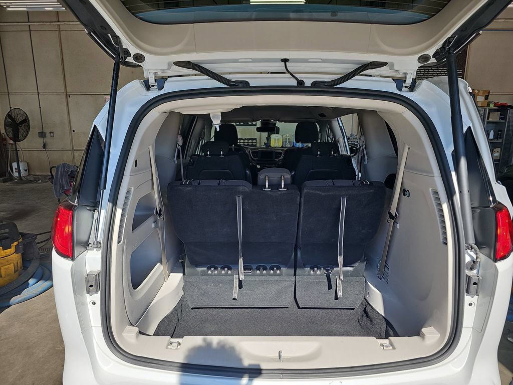 Used 2023 Chrysler Voyager LX FWD image 9