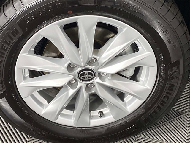 Used 2025 Toyota Corolla Cross LE image 30