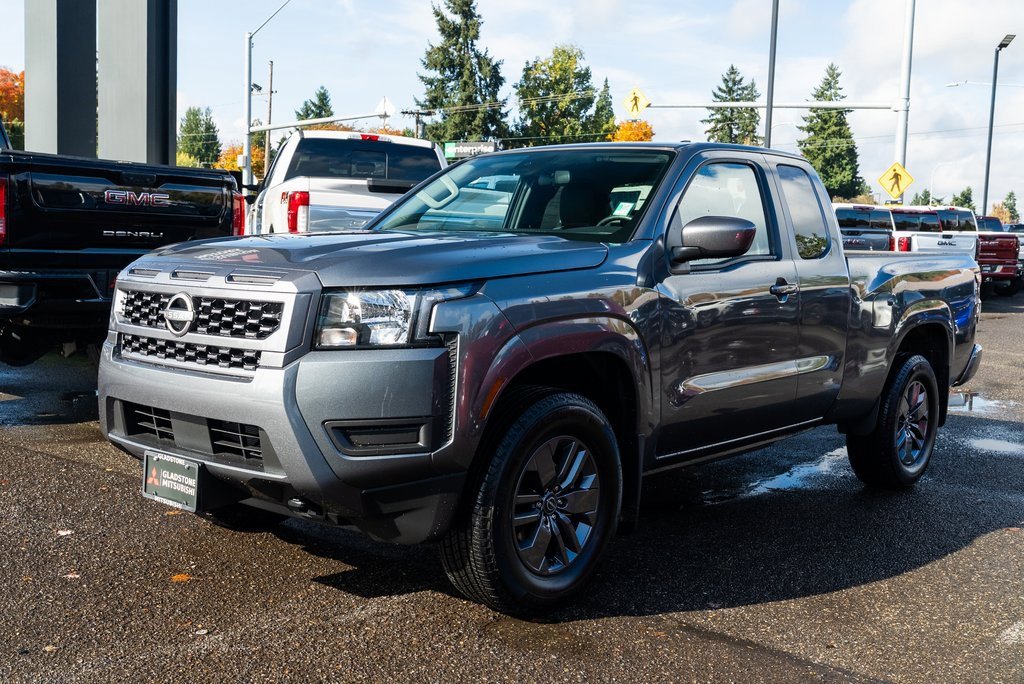 Used 2025 Nissan Frontier SV image 3