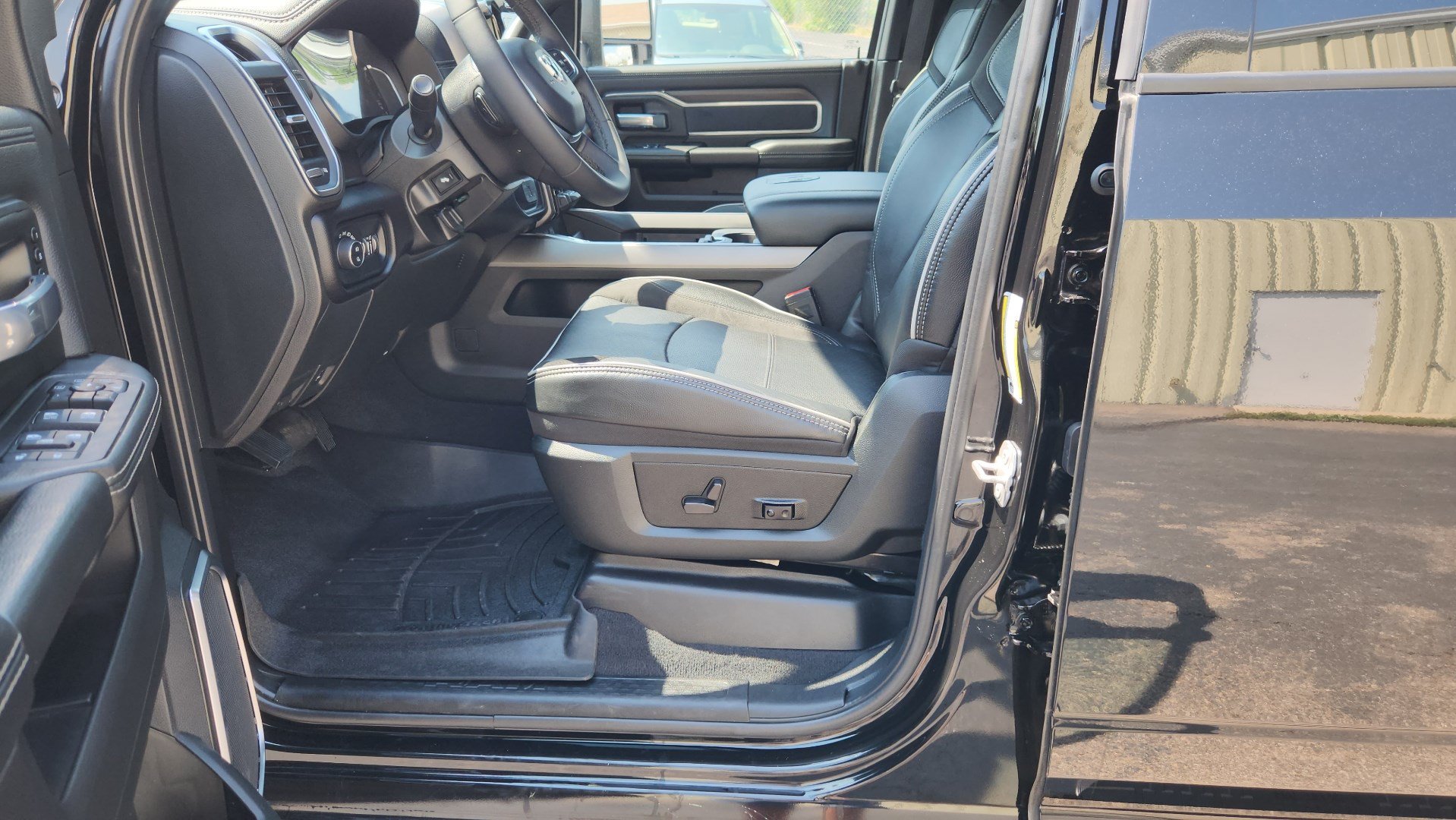 Used 2025 RAM 2500 Laramie AWD/4WD image 18