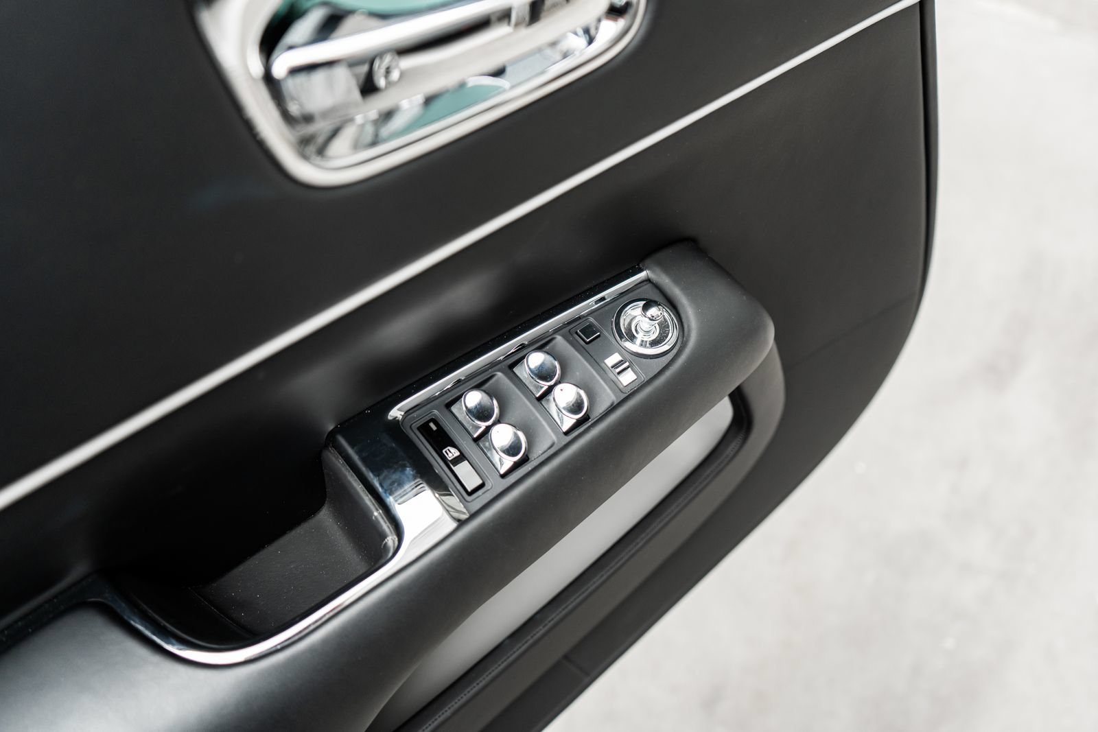 Used 2020 Rolls-Royce Dawn RWD image 26