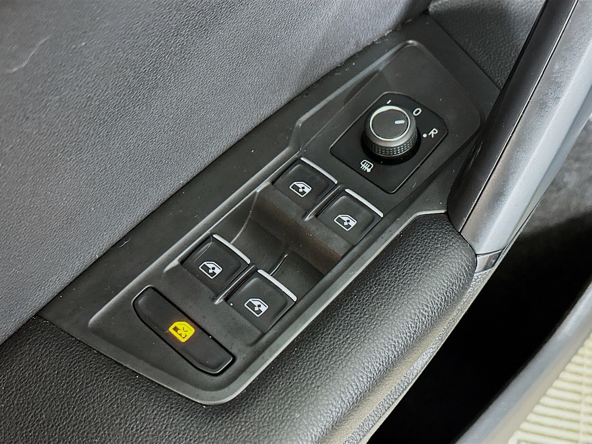 Used 2019 Volkswagen Tiguan SE AWD/4WD image 17