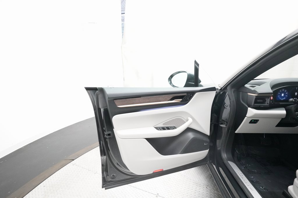 Used 2024 Porsche Macan 4 Electric image 17