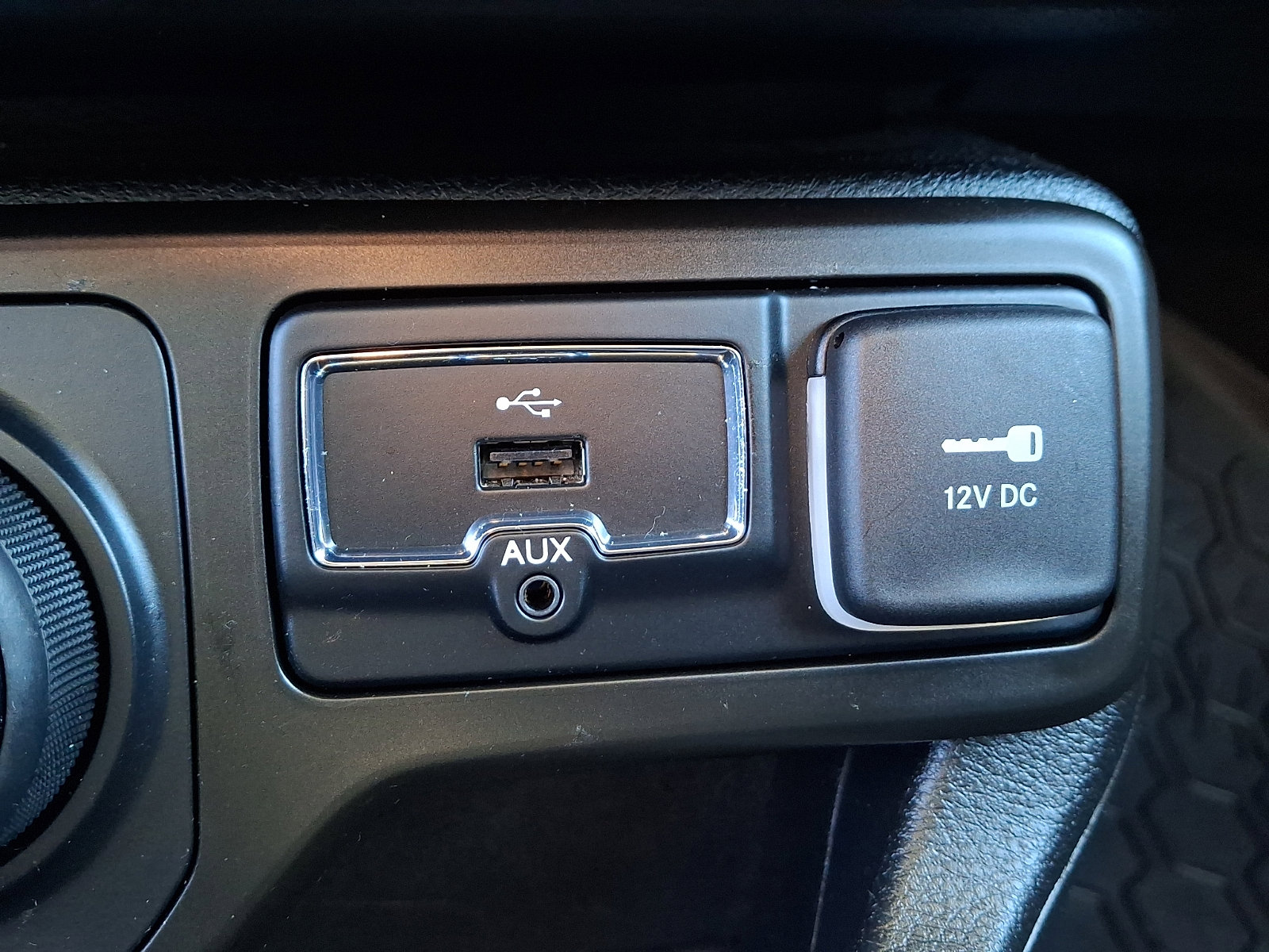 Used 2020 Jeep Renegade Latitude w/ Cold Weather Group AWD/4WD image 22