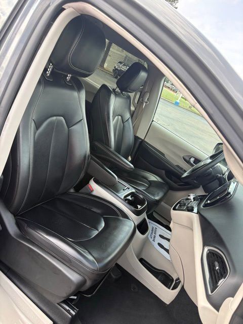 Used 2023 Chrysler Pacifica Touring-L FWD image 21
