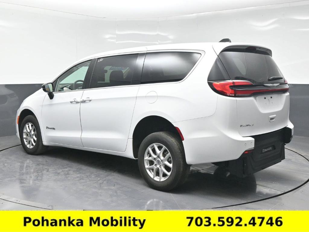 Used 2024 Chrysler Pacifica Touring-L image 22