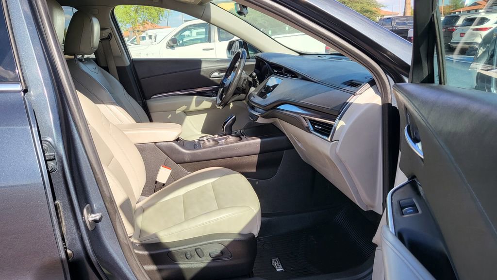 Used 2020 Cadillac XT4 Luxury w/ Cold Weather Package image 17