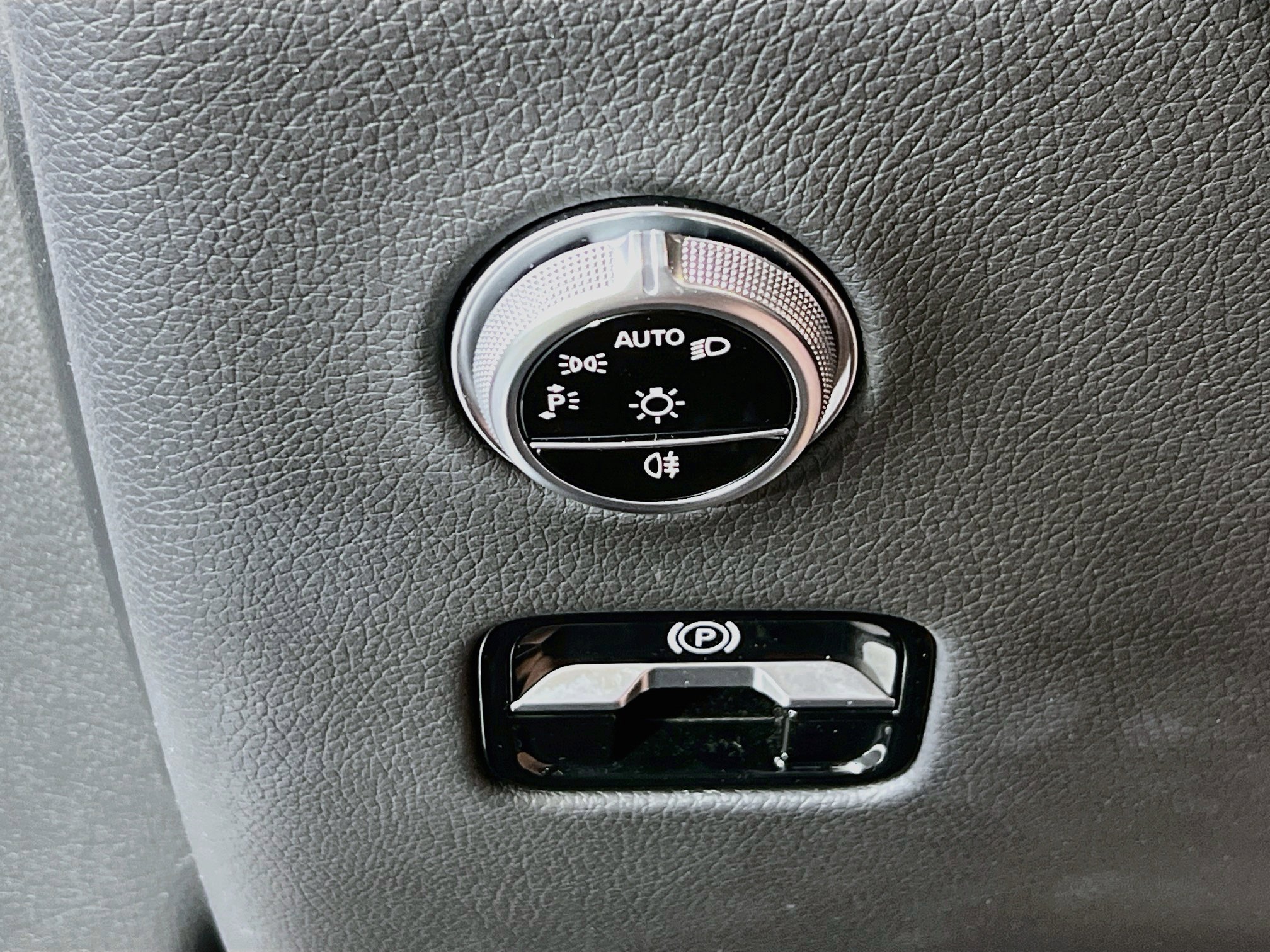 Used 2025 Mercedes-Benz GLC 300 4MATIC image 10