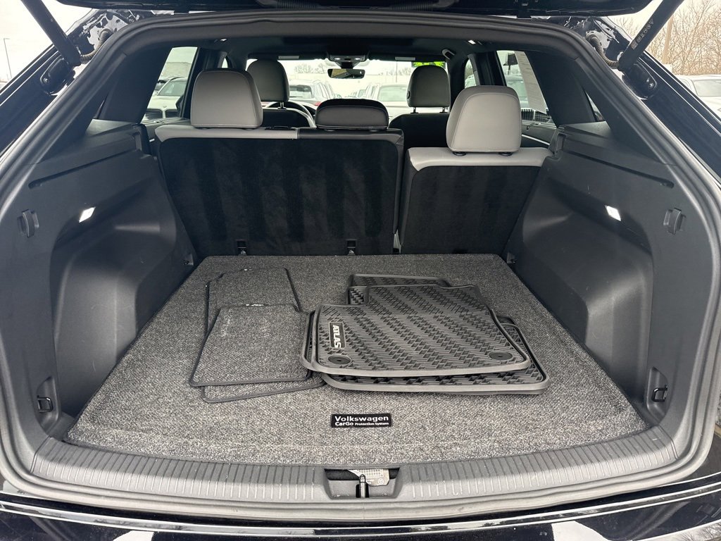 Used 2024 Volkswagen Atlas Cross Sport SEL R-Line image 18