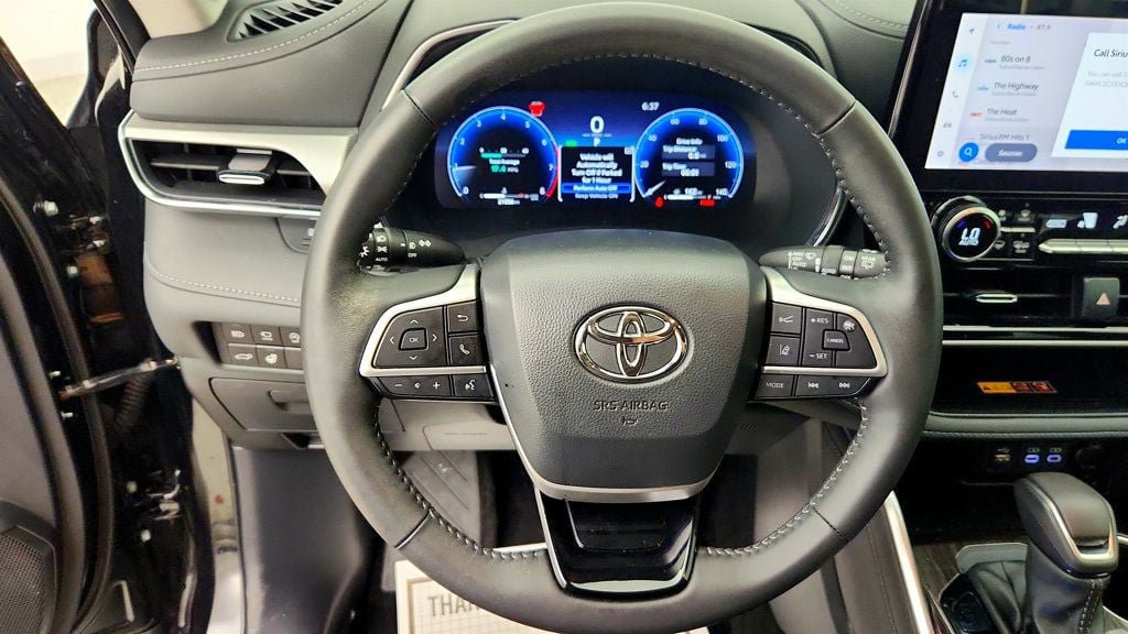 Used 2025 Toyota Highlander Platinum AWD/4WD image 14