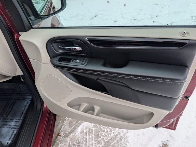 Used 2018 Dodge Grand Caravan SXT image 28