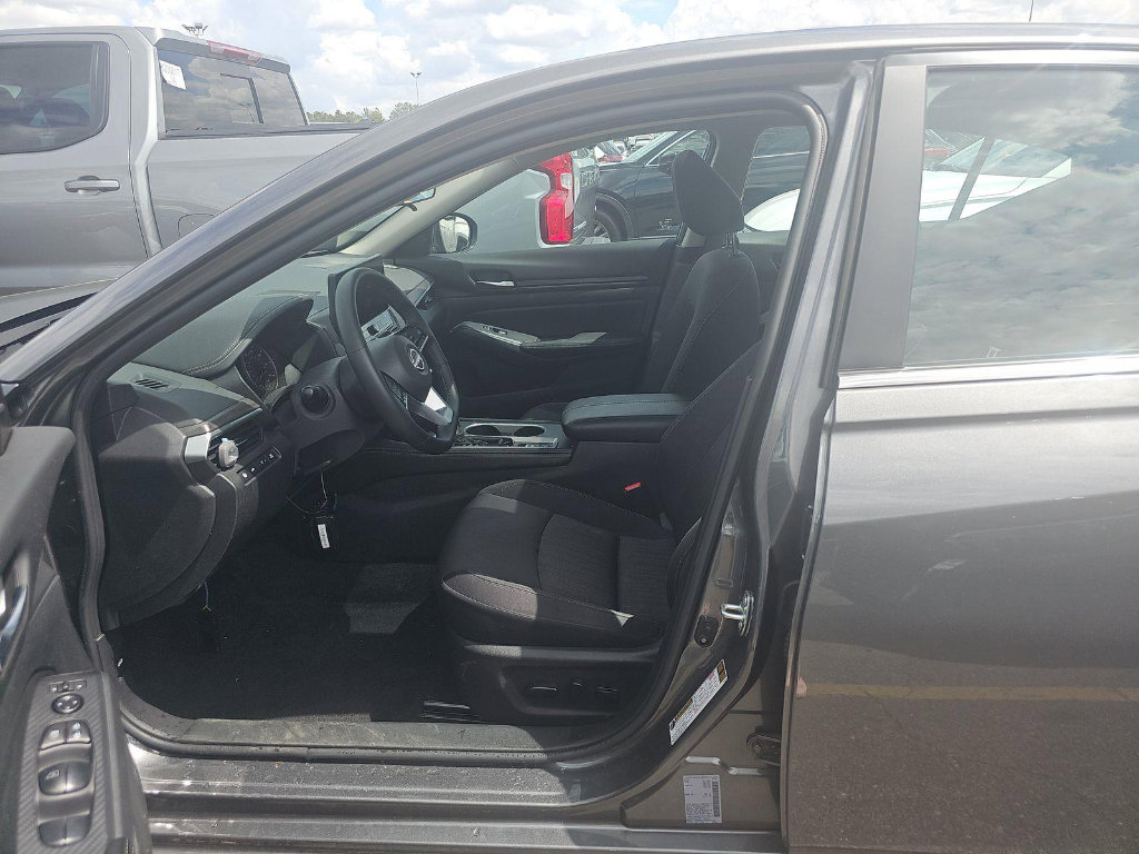 Used 2025 Nissan Altima 2.5 SV w/ SV Premium Package image 5