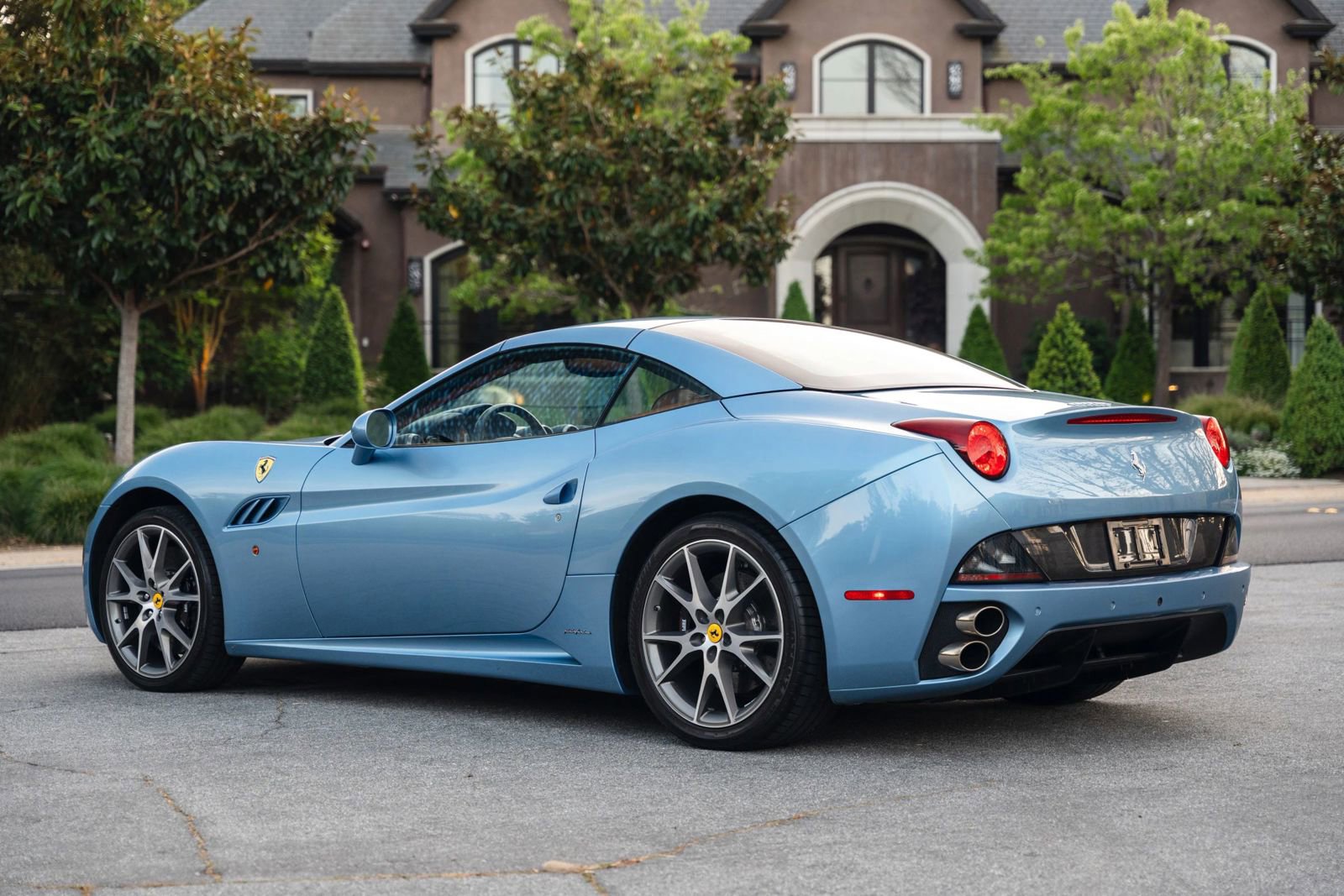 Used 2010 Ferrari California RWD image 25