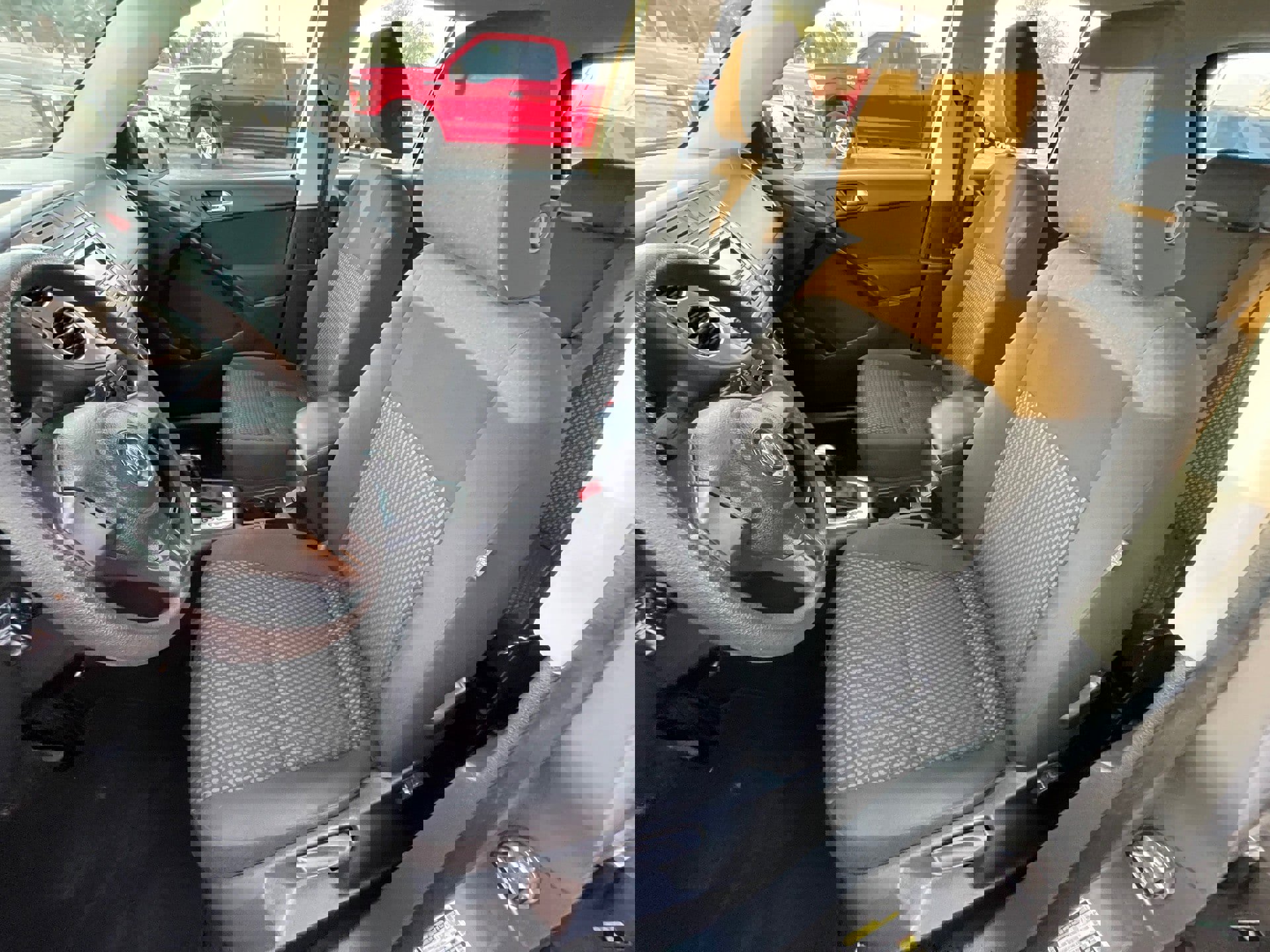 Used 2011 Volkswagen Tiguan SE image 12