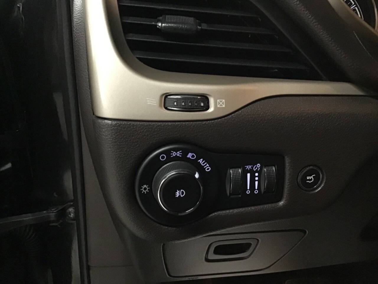 Used 2015 Jeep Cherokee Trailhawk w/ Comfort/Convenience Group AWD/4WD image 13