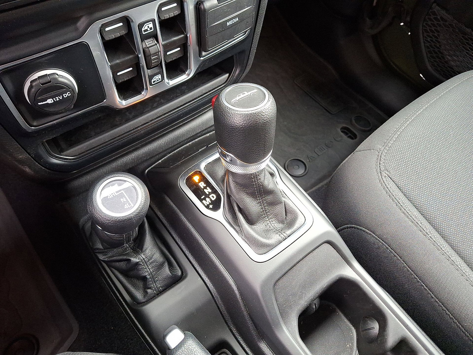 New 2023 Jeep Gladiator Sport AWD/4WD image 15