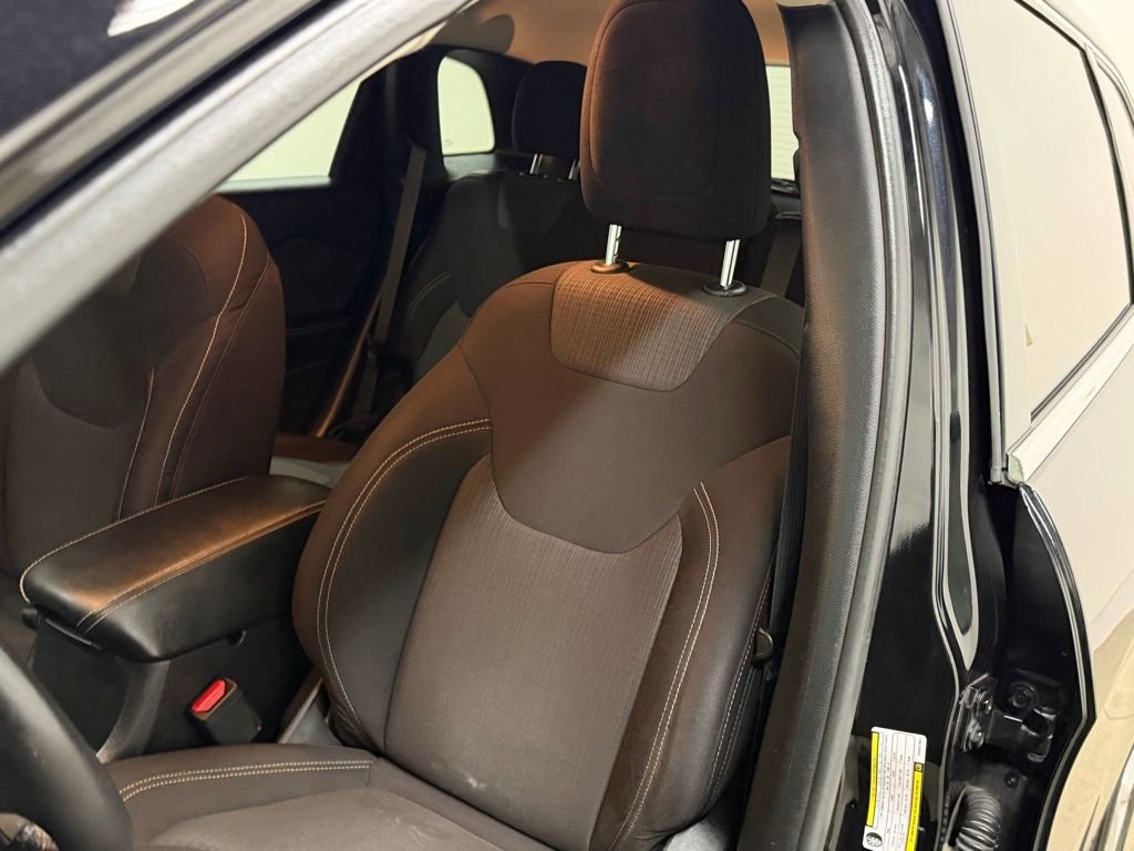 Used 2017 Jeep Cherokee Latitude w/ Cold Weather Group image 38