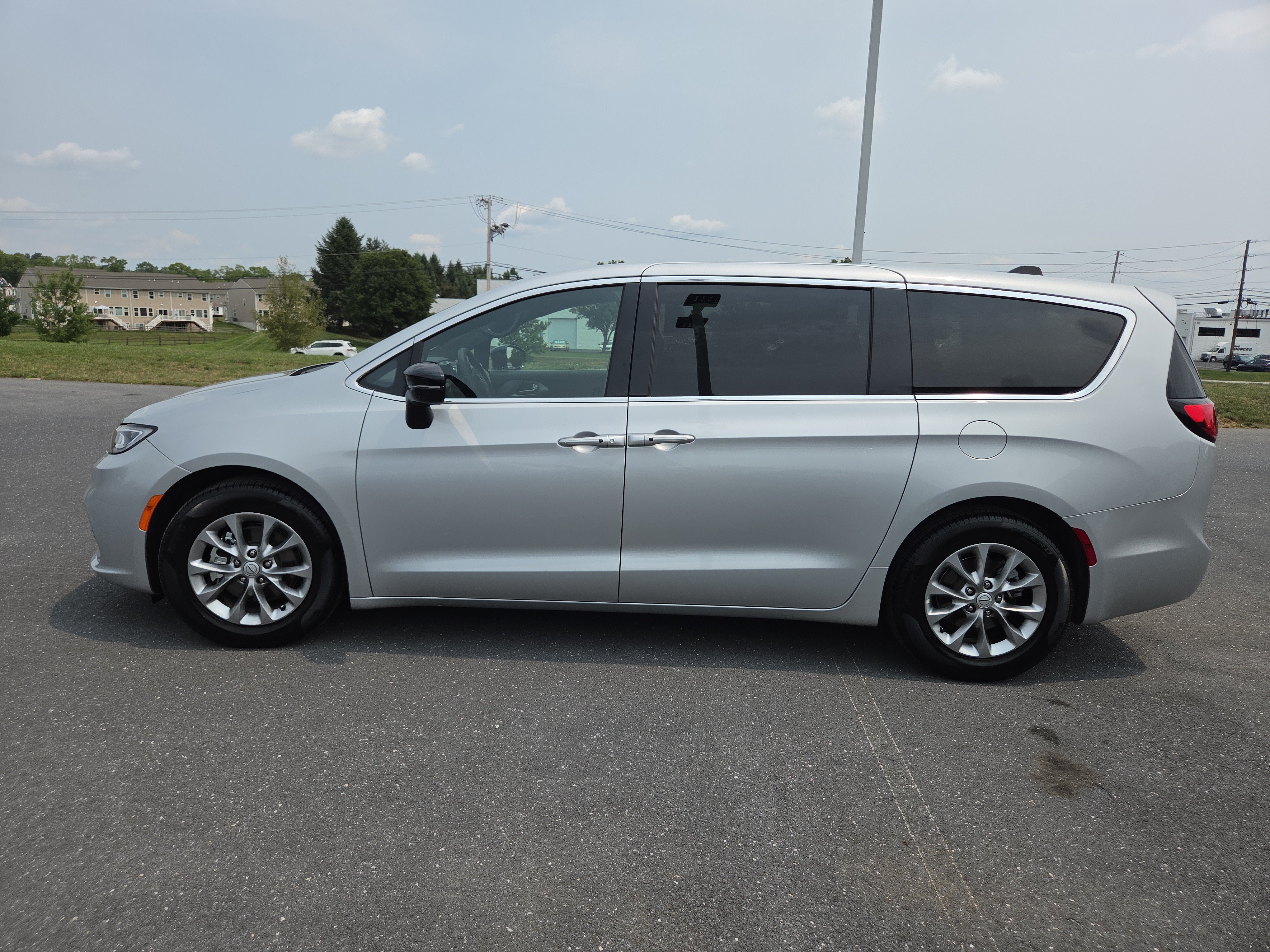 Used 2026 Chrysler Pacifica Limited FWD image 11