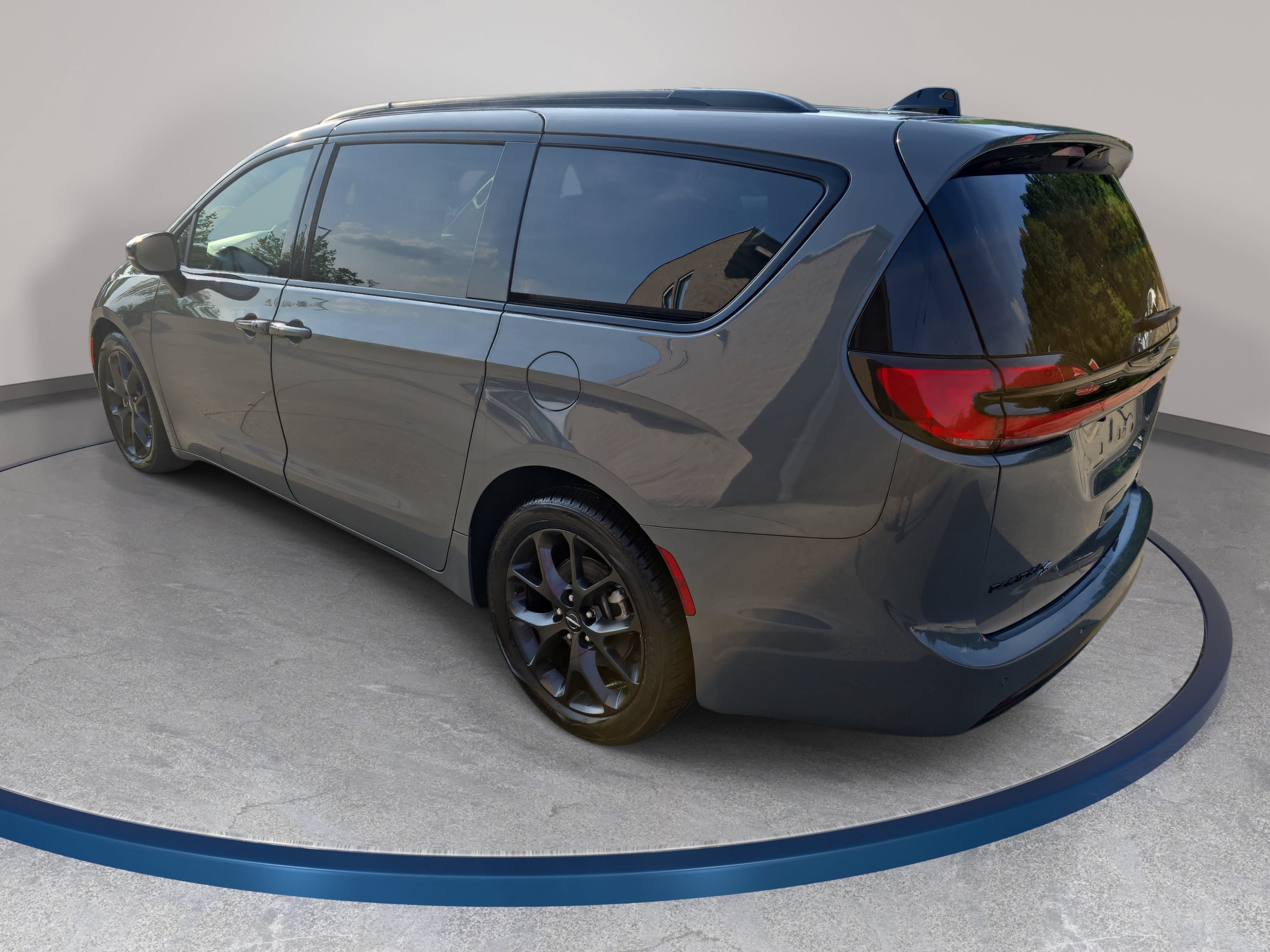 Used 2025 Chrysler Pacifica Limited FWD image 7