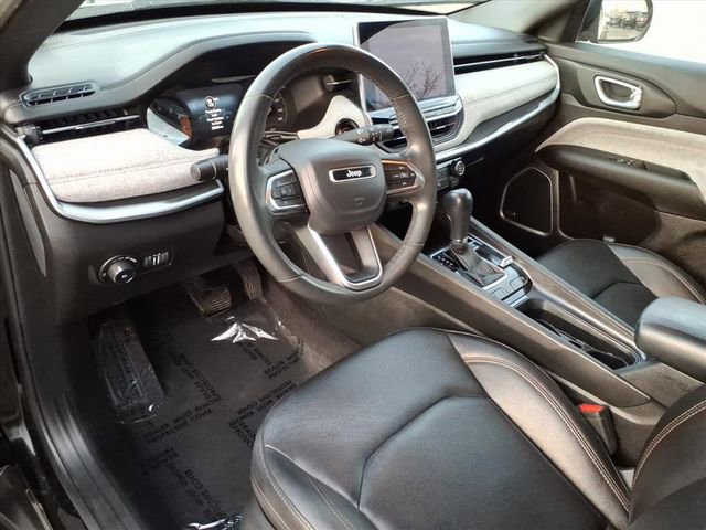 Used 2024 Jeep Compass Latitude w/ Sun and Sound Group AWD/4WD image 3