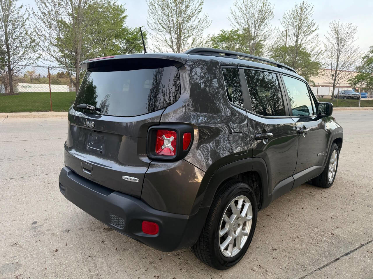 Used 2021 Jeep Renegade Latitude FWD image 16