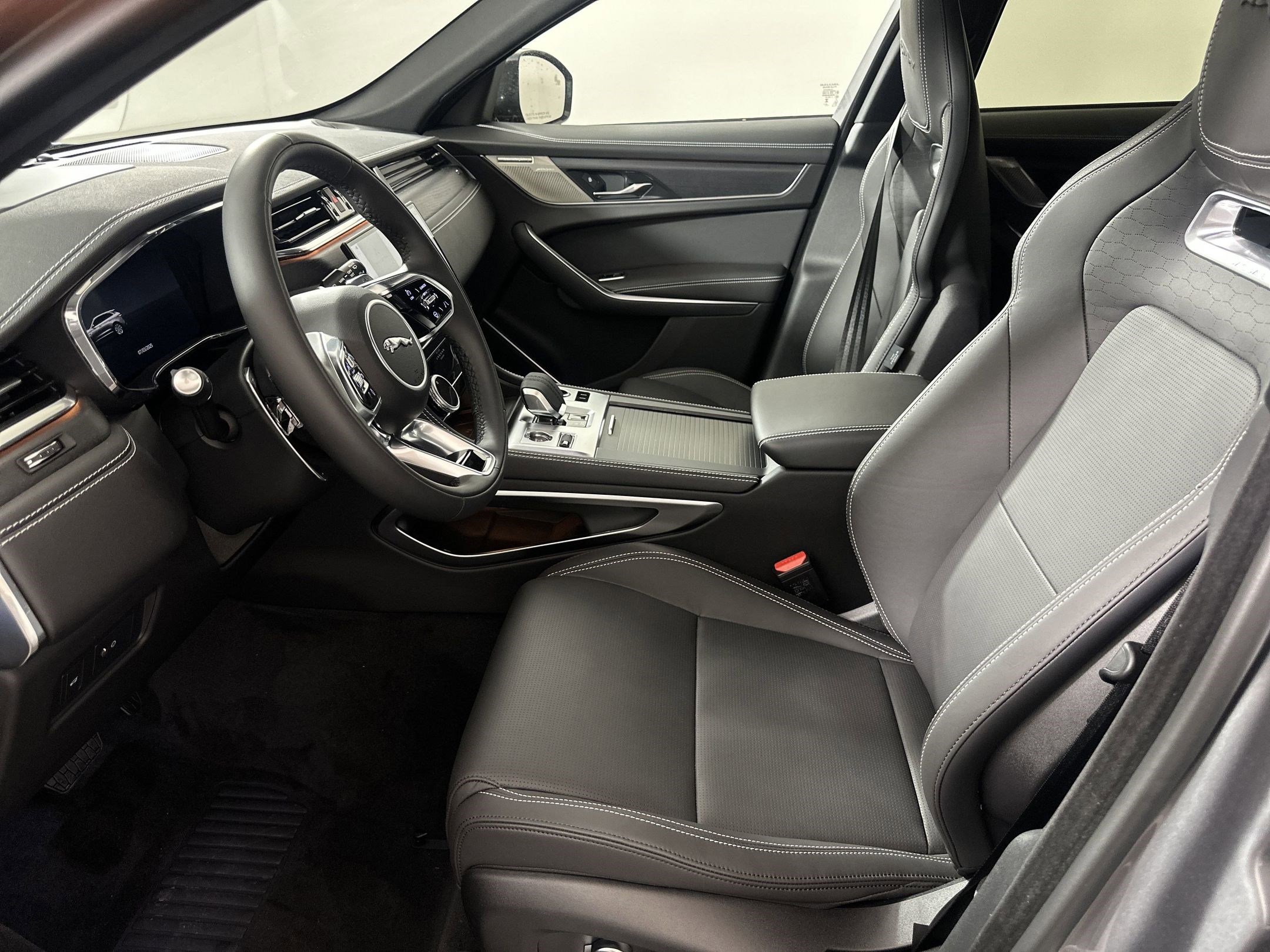 Used 2026 Jaguar F-PACE R-Dynamic S AWD/4WD image 4