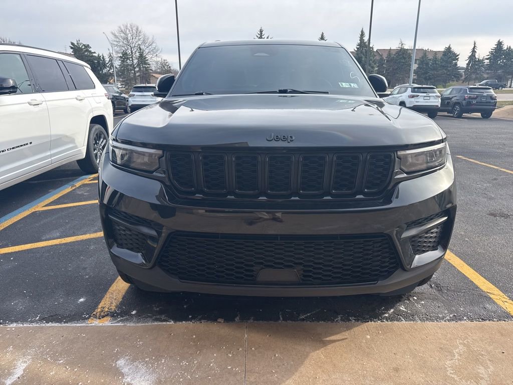 Used 2023 Jeep Grand Cherokee Altitude image 3