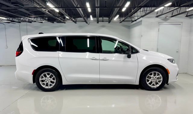 Used 2024 Chrysler Pacifica Touring-L FWD image 5