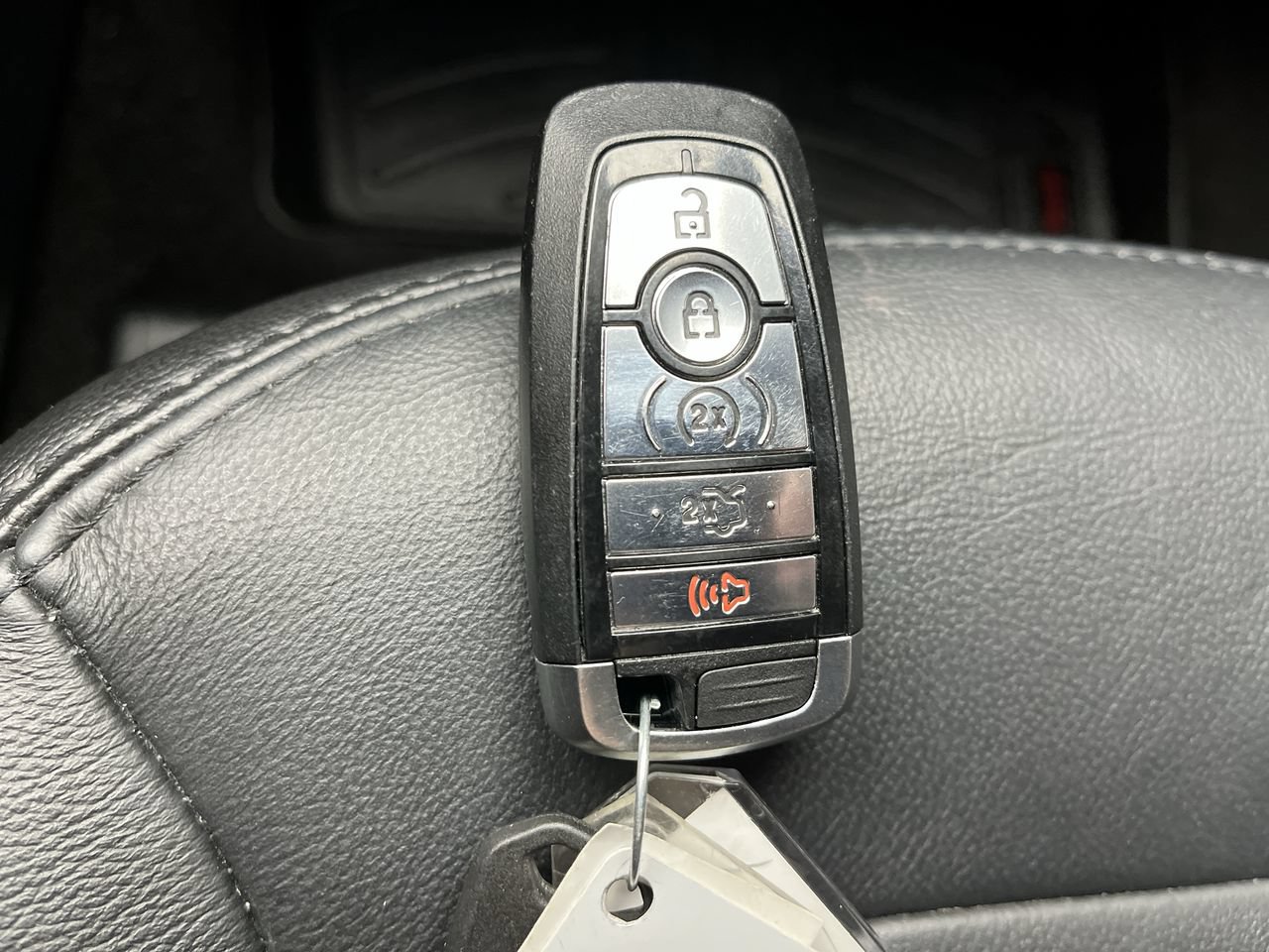Used 2018 Ford Explorer XLT w/ Equipment Group 202A AWD/4WD image 31
