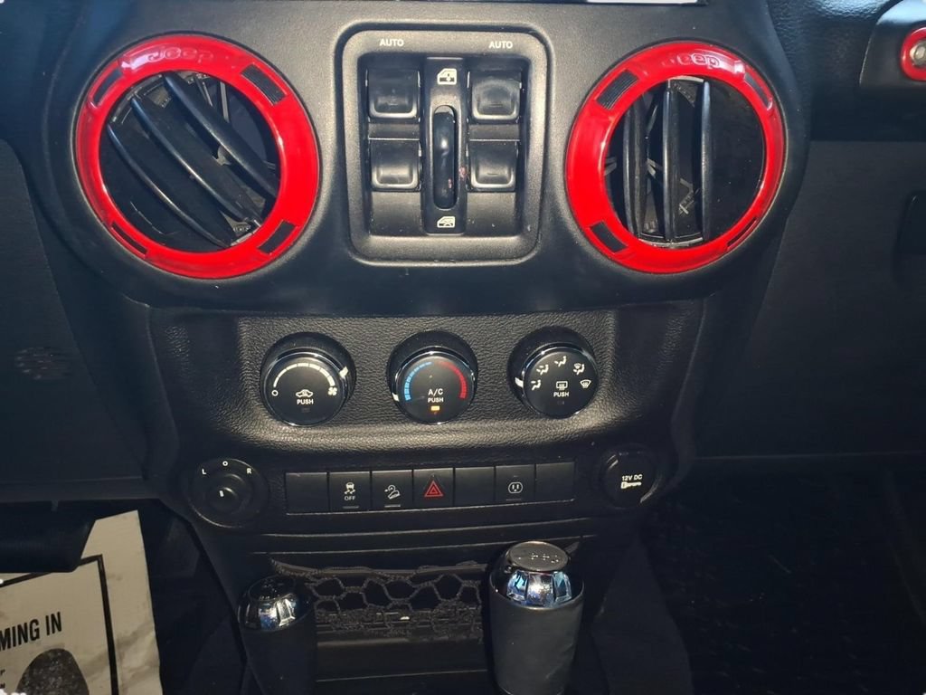 Used 2017 Jeep Wrangler Unlimited Rubicon w/ Connectivity Group AWD/4WD image 23