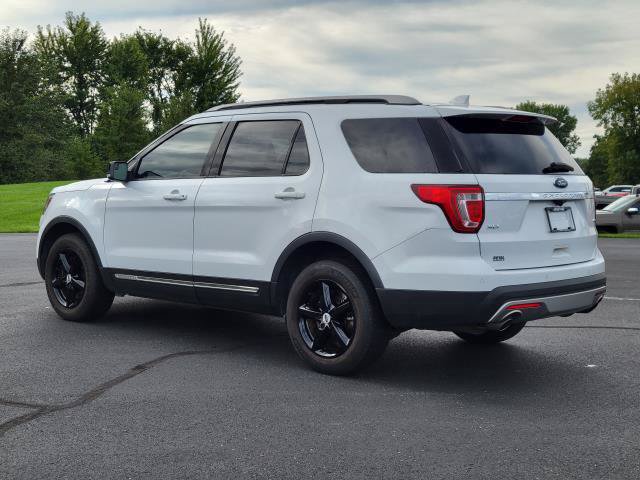 Used 2017 Ford Explorer XLT w/ Equipment Group 201A AWD/4WD image 4