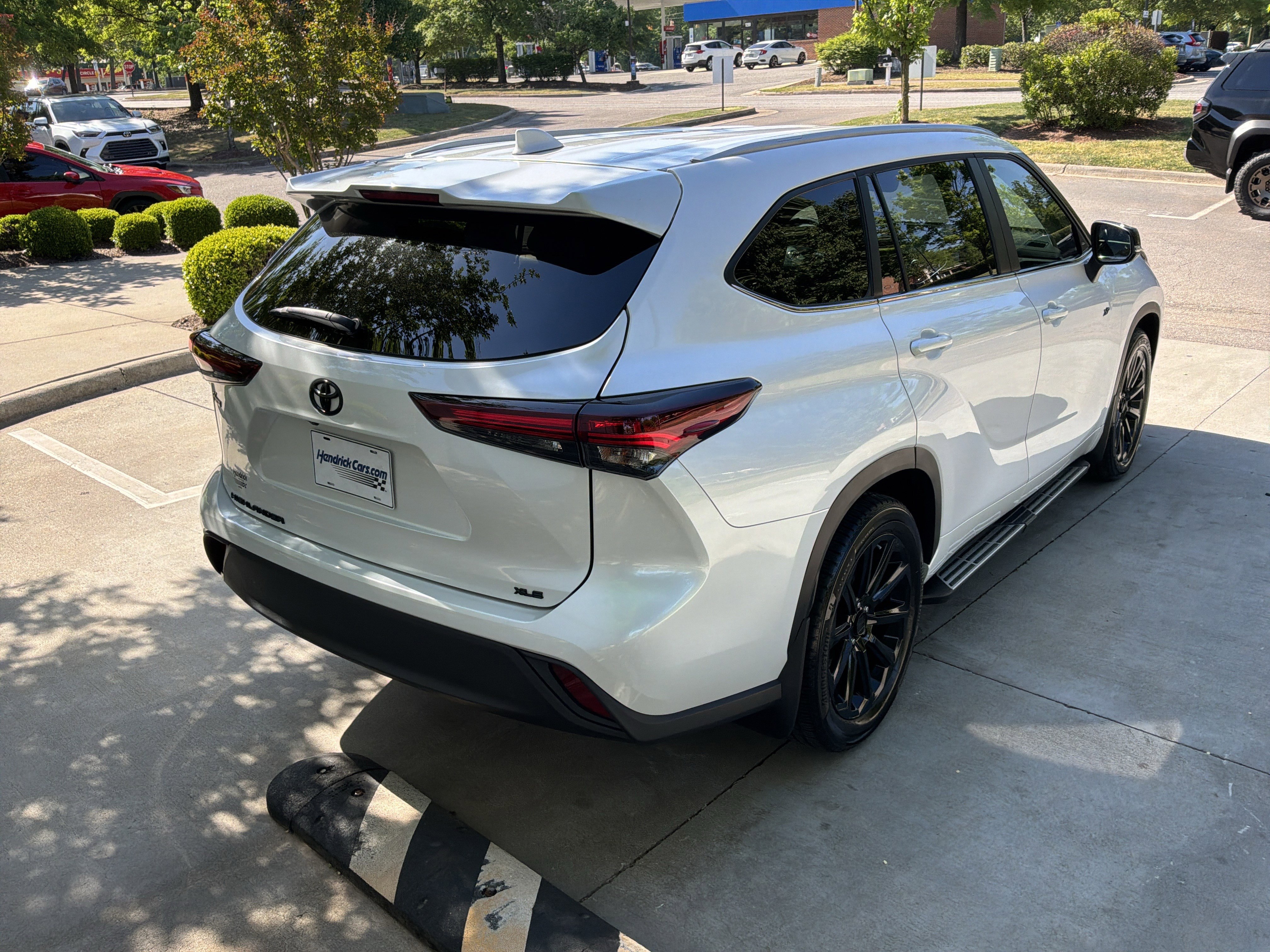 Used 2024 Toyota Highlander XLE FWD image 10