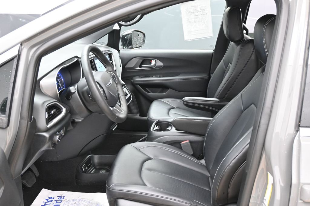 Used 2025 Chrysler Pacifica Select FWD image 17