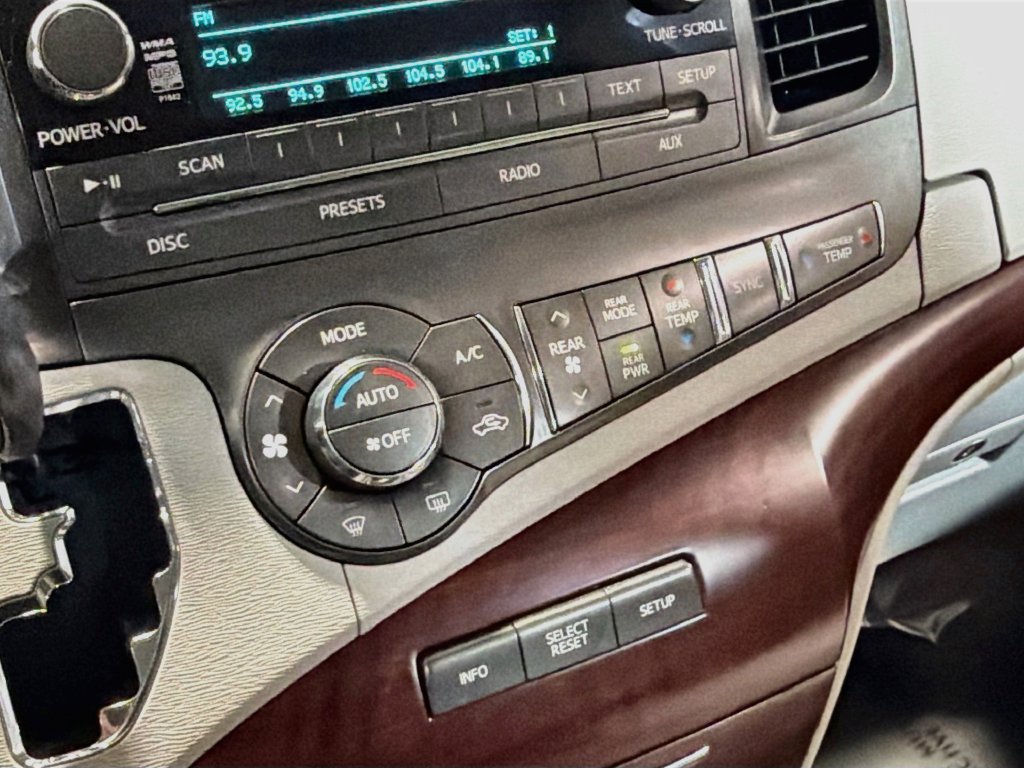 Used 2014 Toyota Sienna XLE FWD image 14