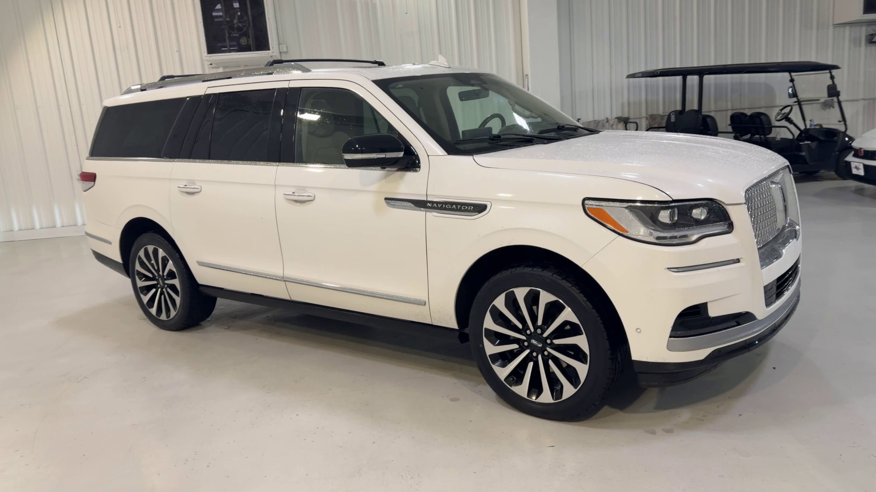 Used 2023 Lincoln Navigator L Reserve AWD/4WD image 3