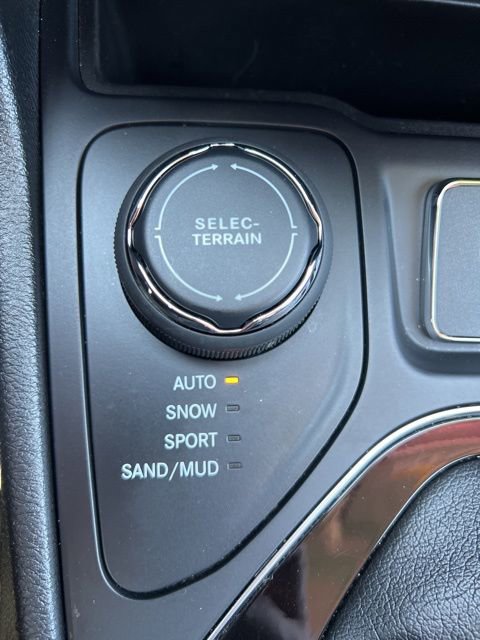 Certified 2019 Jeep Cherokee Latitude Plus image 32