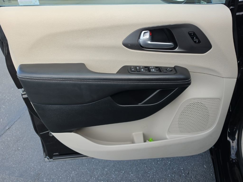 Used 2024 Chrysler Pacifica Touring-L FWD image 22