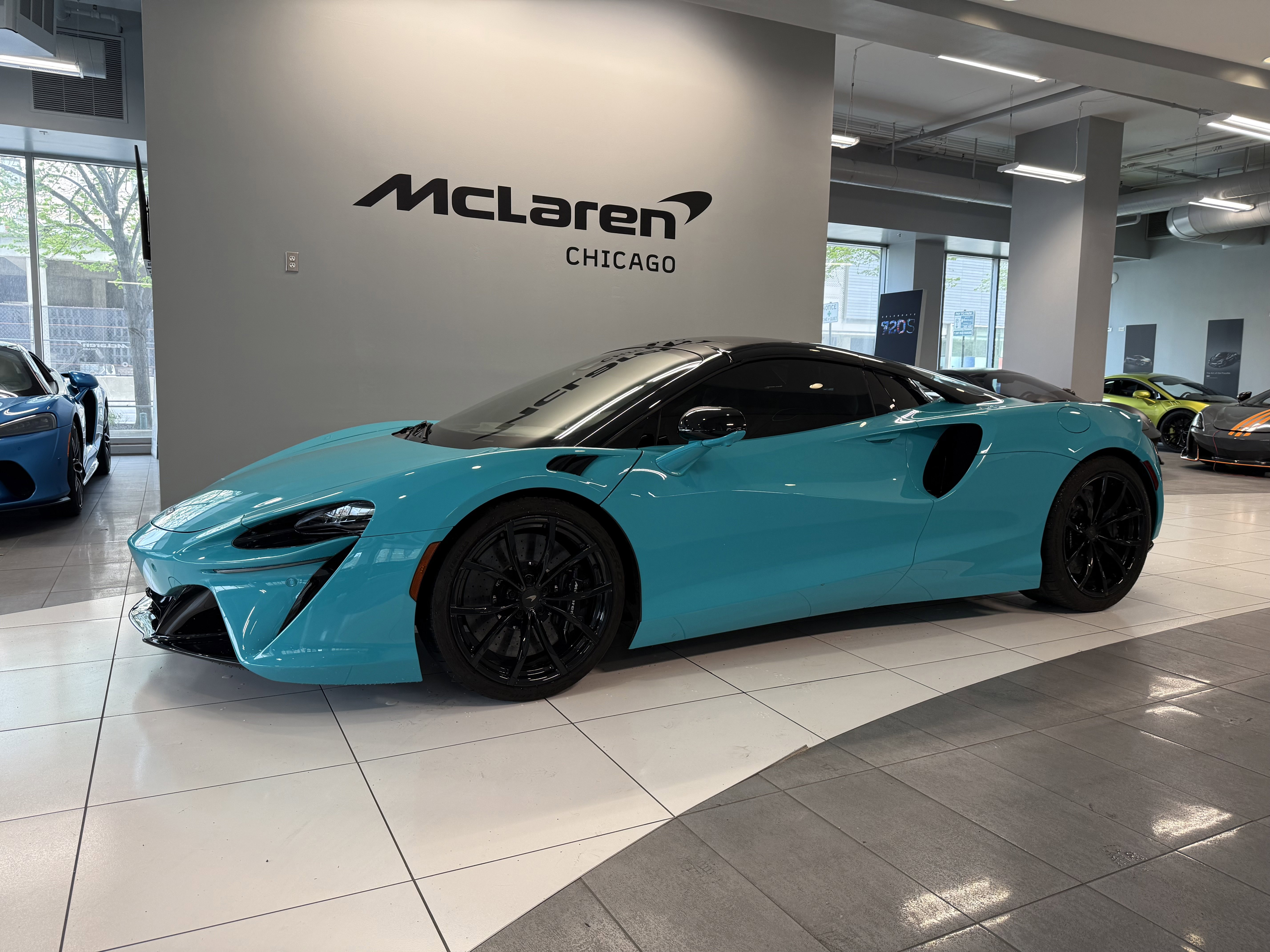 Used 2025 McLaren Artura Spider RWD image 1