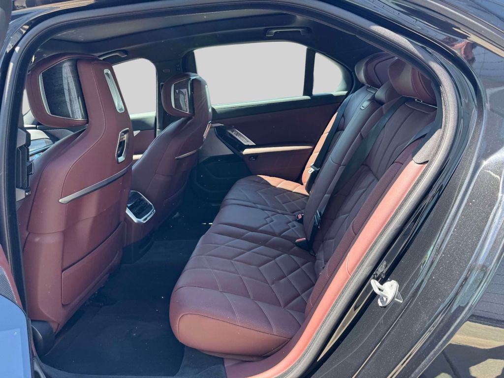 Certified 2025 BMW i7 xDrive60 w/ Premium Package AWD/4WD image 11