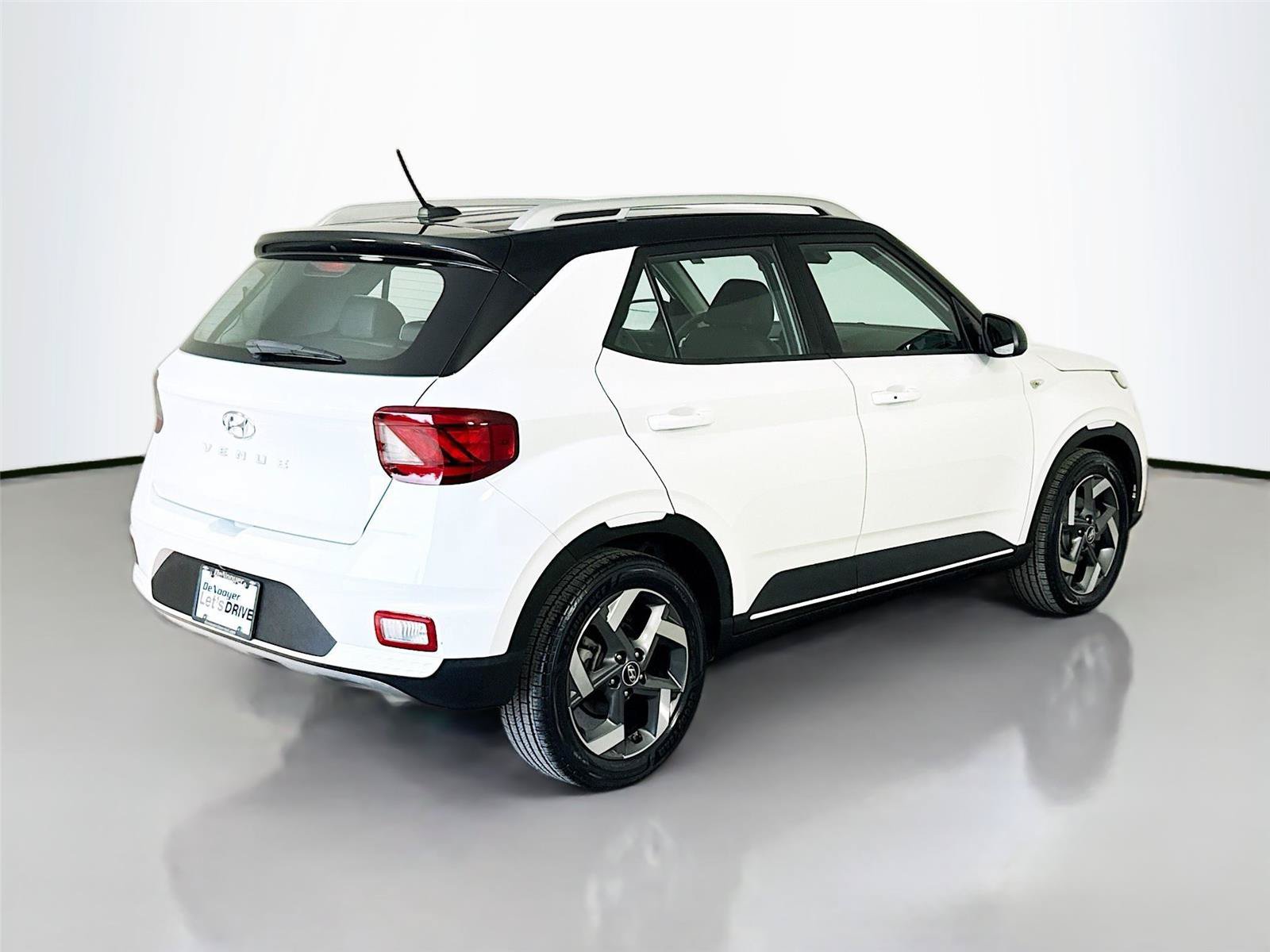 Used 2023 Hyundai Venue Limited w/ Cargo Package FWD image 9