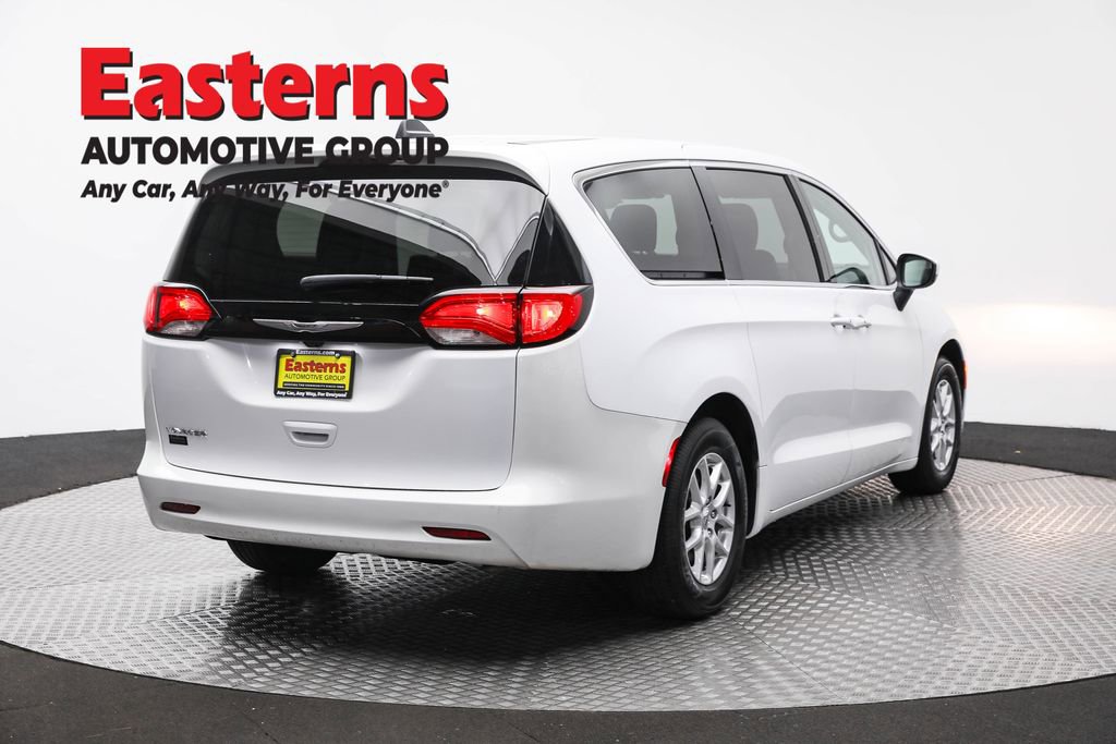 Used 2022 Chrysler Voyager LX image 5