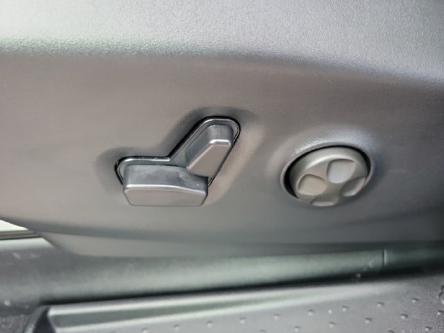 Used 2025 Chrysler Voyager LX FWD image 17