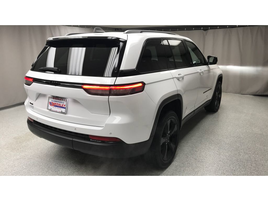 Used 2023 Jeep Grand Cherokee Altitude image 4