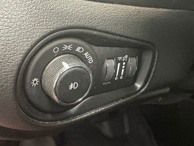 Used 2018 Jeep Renegade Limited w/ UConnect 8.4 Nav Group AWD/4WD image 15