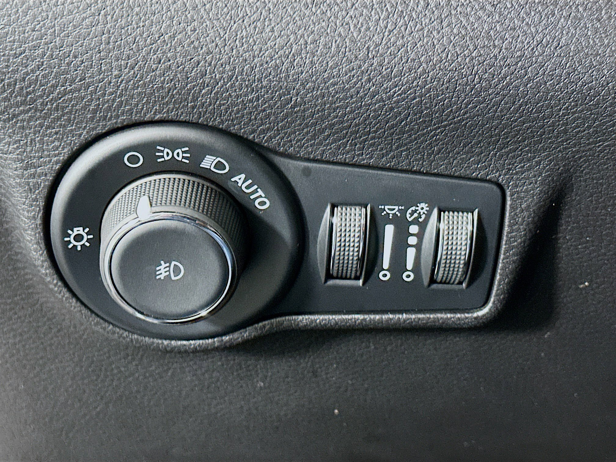 Used 2025 Jeep Compass Limited image 17