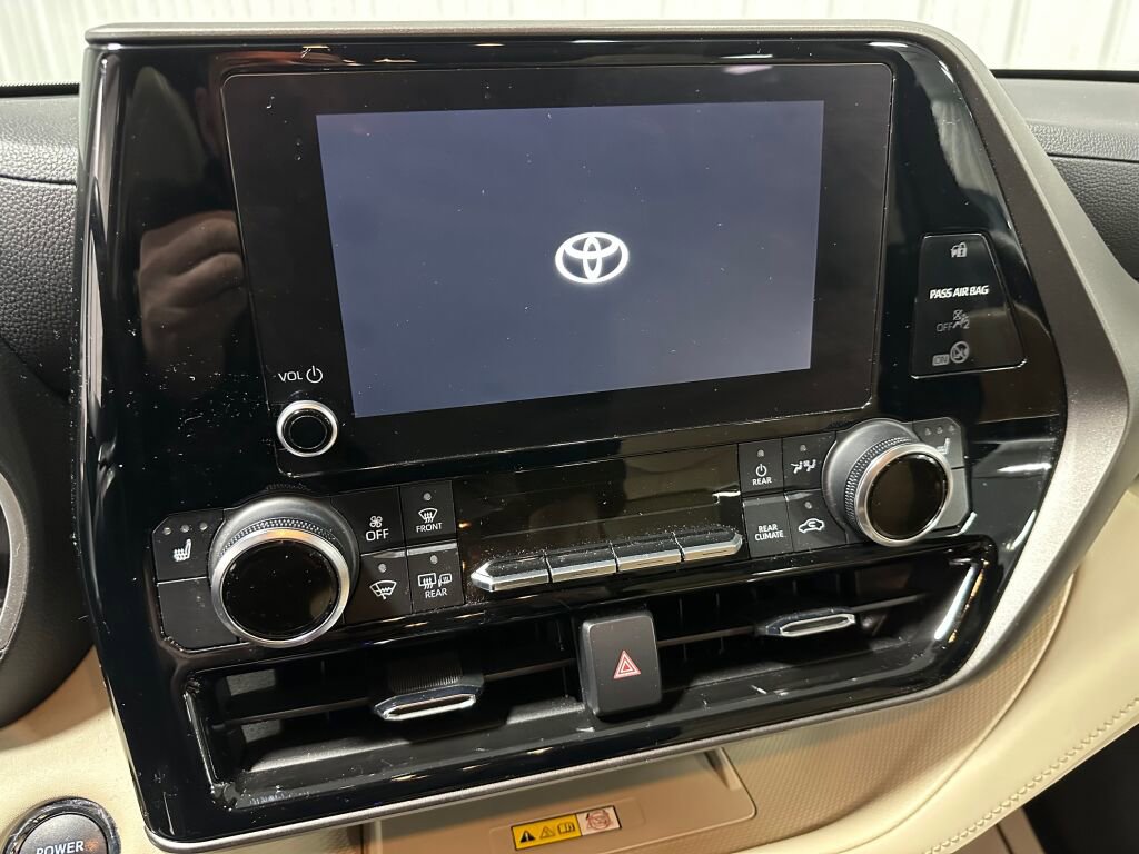 Used 2023 Toyota Highlander XLE AWD/4WD image 13