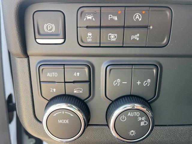 New 2025 Chevrolet Suburban LS image 25