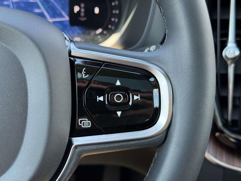 Used 2023 Volvo XC60 B6 Ultimate w/ Protection Package Premier image 23